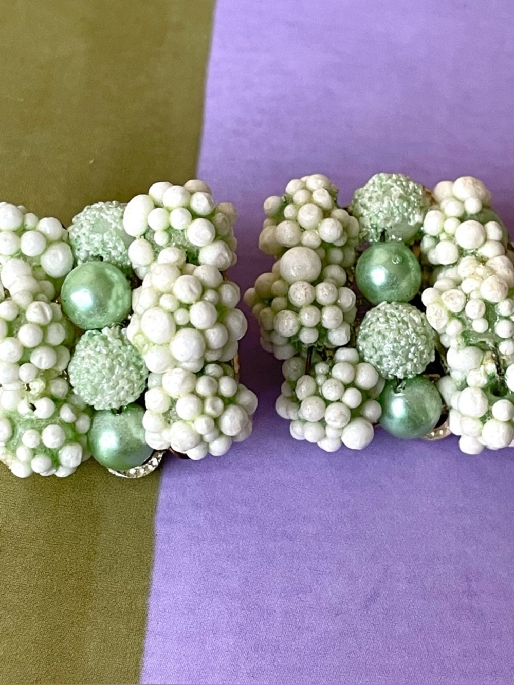 Vintage Japan green & white popcorn/dot cluster clip-on earrings